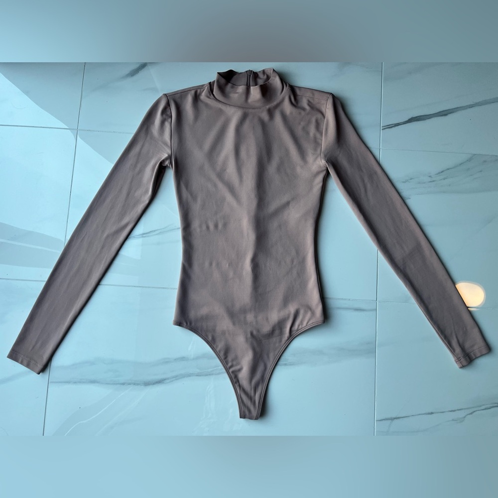 Aritzia Babaton Contour Turtleneck Longsleeve Bodysuit